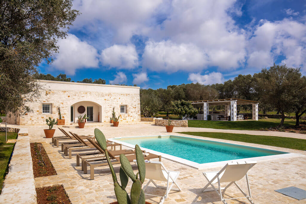 puglia-villa–apulia-italia-feetotofbed d_“tre – 051 luxury villa with trulli Puglia, Italy